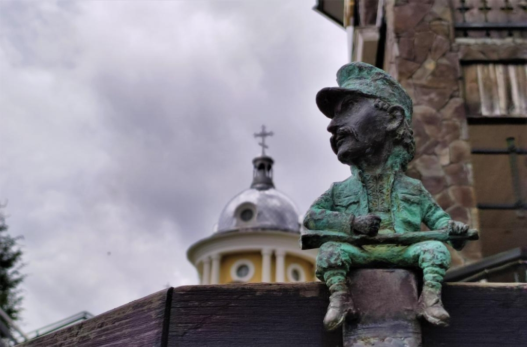 Відпустка в Закарпатті машиною: досліджуємо Україну вздовж траси Київ-Чоп 48 Міні-скульптурки на Синевирському перевалі / фото Марина Григоренко