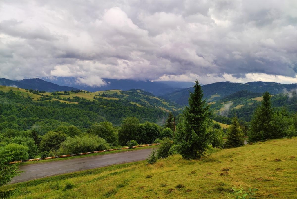 Відпустка в Закарпатті машиною: досліджуємо Україну вздовж траси Київ-Чоп 47 Пейзажі на Синевирському перевалі / фото Марина Григоренко