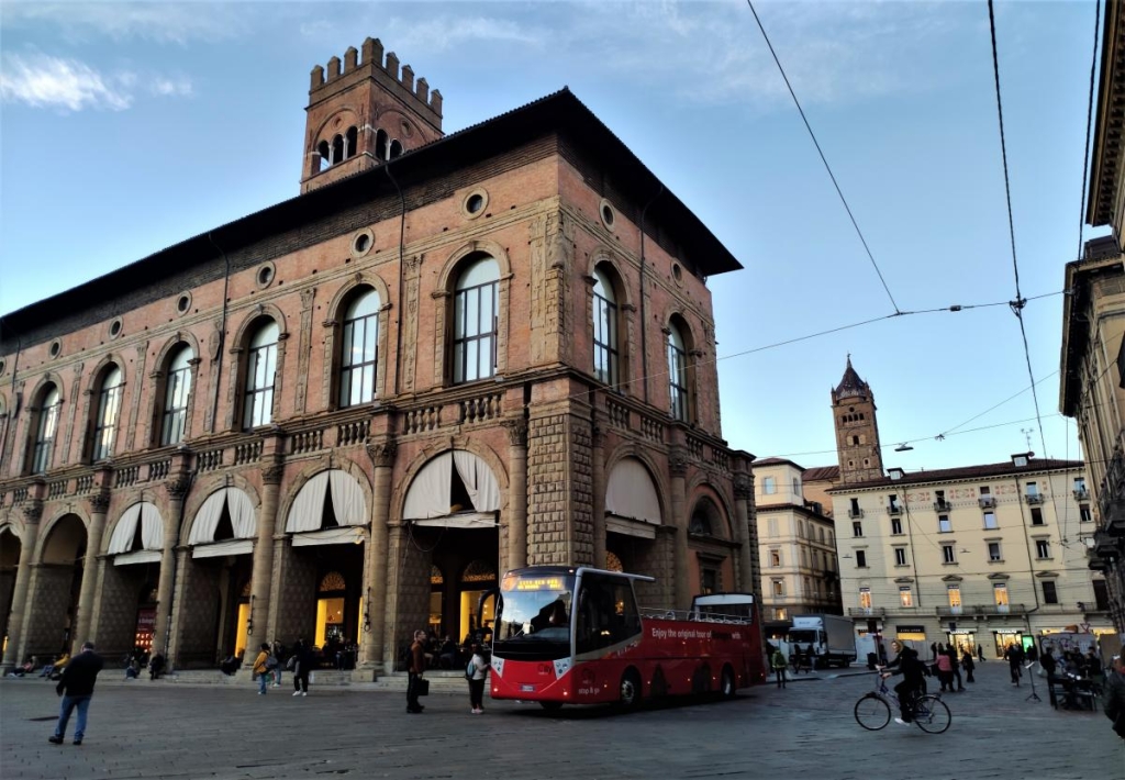 Вікенд в Болоньї: чим вражає туристів розкішна "темна конячка" Італії 26 Piazza Maggiore – центральна площа Болоньї / фото Марина Григоренко
