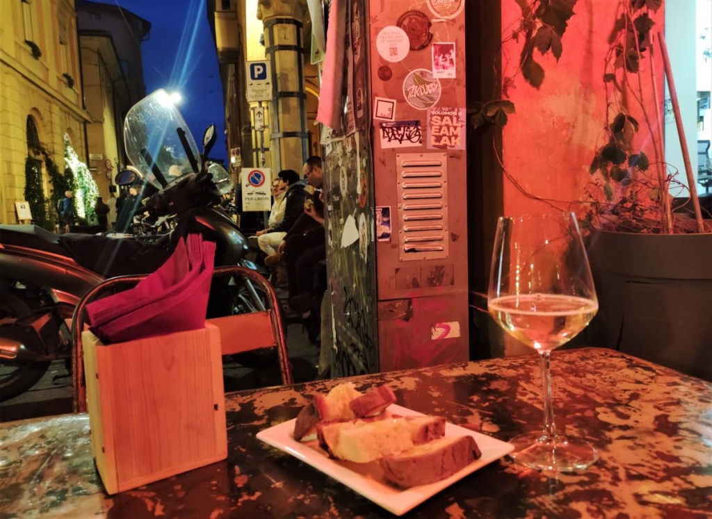 Вікенд в Болоньї: чим вражає туристів розкішна "темна конячка" Італії 84 В Болоньї виробляють біле ігристе вино Pignoletto / фото Марина Григоренко