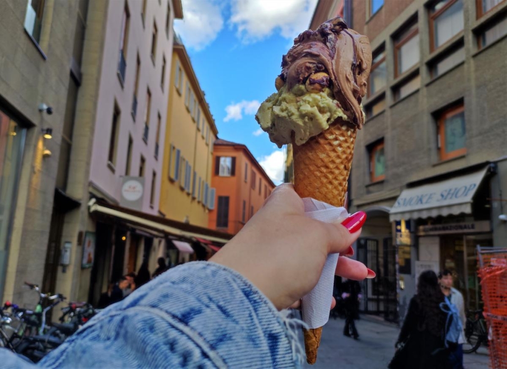 Вікенд в Болоньї: чим вражає туристів розкішна "темна конячка" Італії 83 Італійське джелато дуже ситне / фото Марина Григоренко