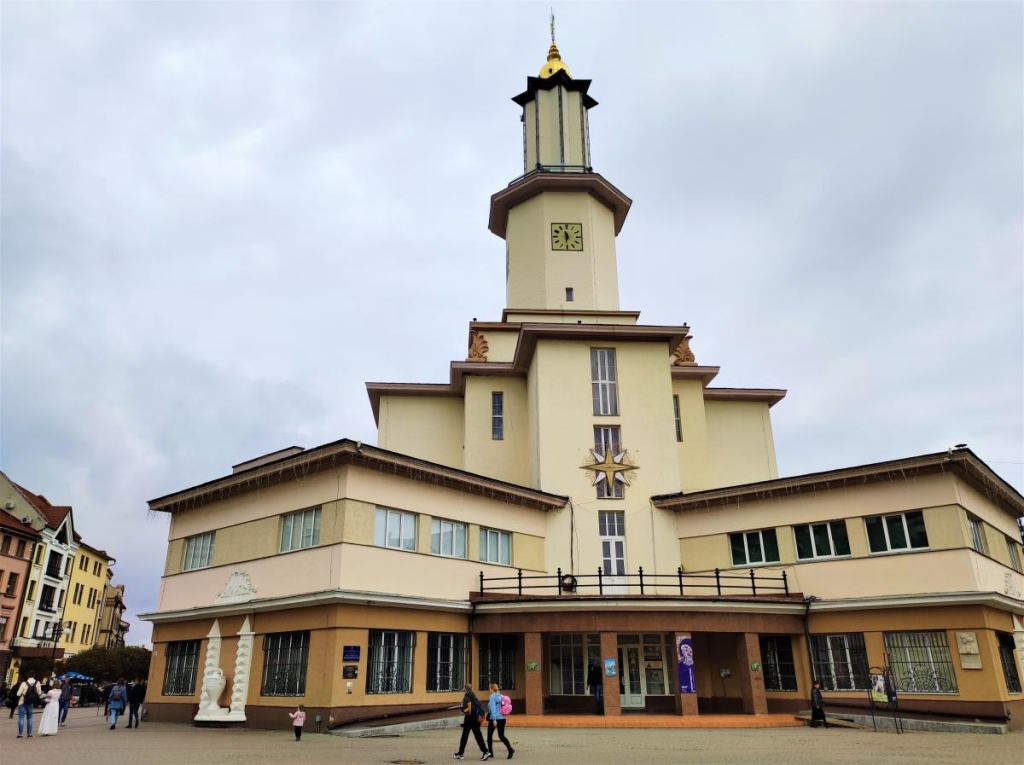 Вікенд в Івано-Франківську: затишне та сучасне місто, яке не впізнати 41 Ратуша Івано-Франківська / фото Марина Григоренко