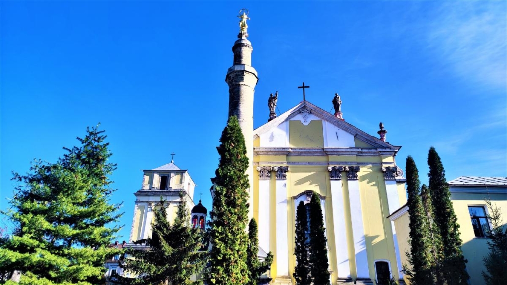 Вікенд в Кам'янець-Подільську: що подивитися та де смачно поїсти 21 Кафедральний костел святих Апостолів Петра і Павла / фото Марина Григоренко