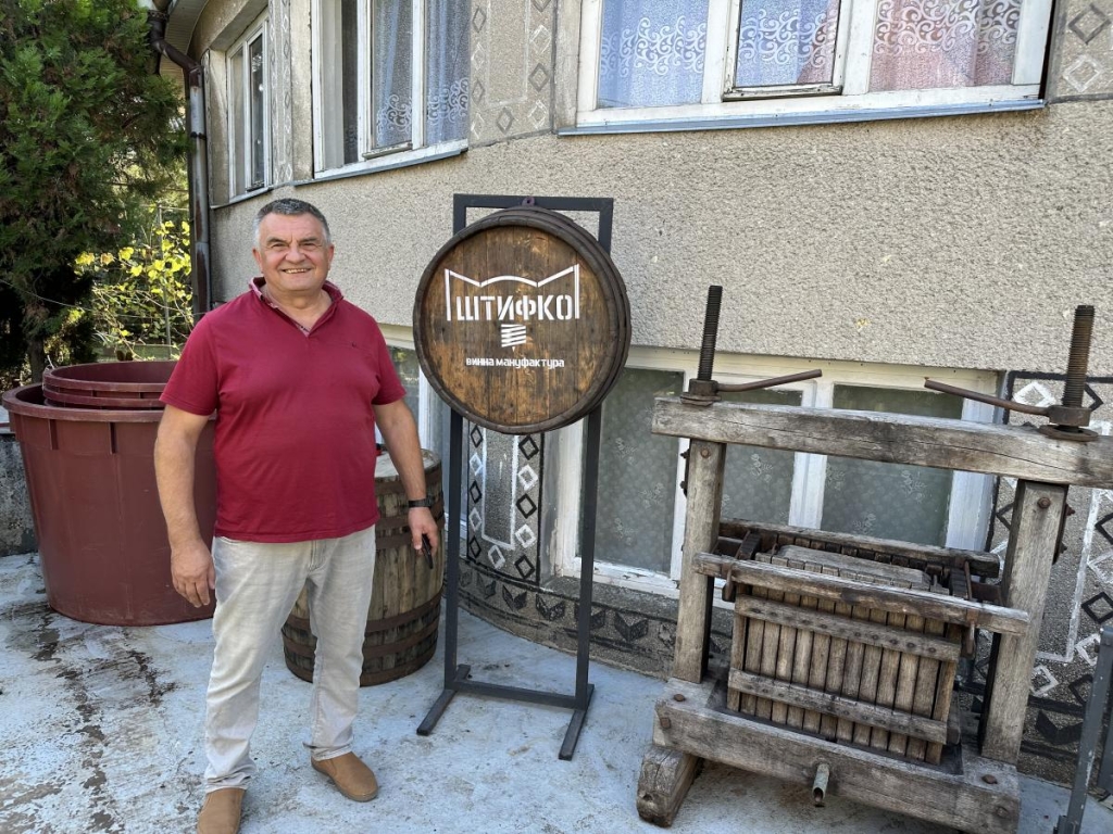 Виноградне Закарпаття: де можна насолодитися унікальними винами (18+) 11 Винороб Олександр Гарновдій розповідає, що це ремесло на Закарпатті тільки починає відроджуватися / фото Наталія Петерварі