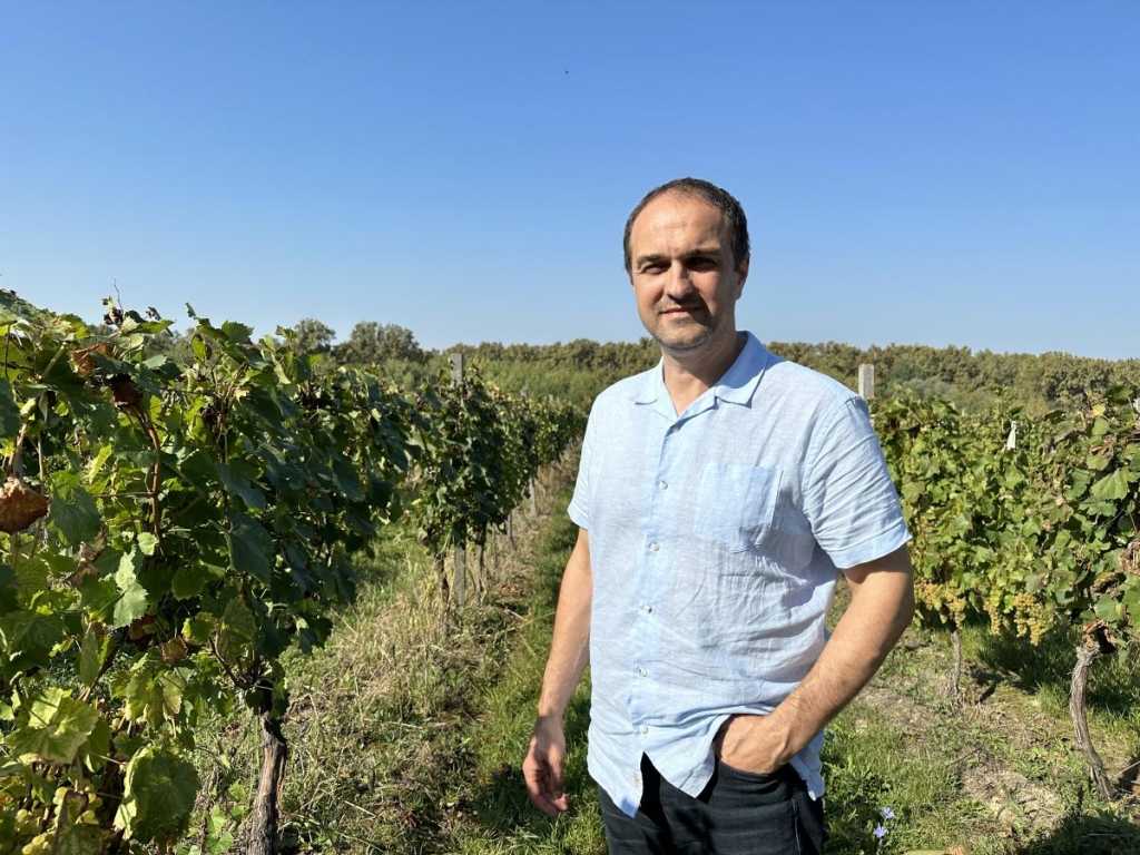 Виноградне Закарпаття: де можна насолодитися унікальними винами (18+) 2 Керівник "Турінформу Закарпаття" Олександр Коваль розповідає, чим туристів приваблюють місцеві винороби / фото Наталія Петерварі