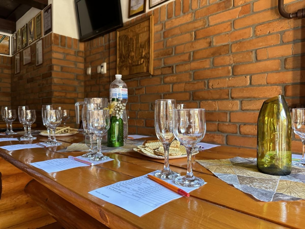 Виноградне Закарпаття: де можна насолодитися унікальними винами (18+) 3 Закарпатці добре розуміють, наскільки важливо гарно презентувати своє вино – дегустаційна зала Nota bene / фото Наталія Петерварі