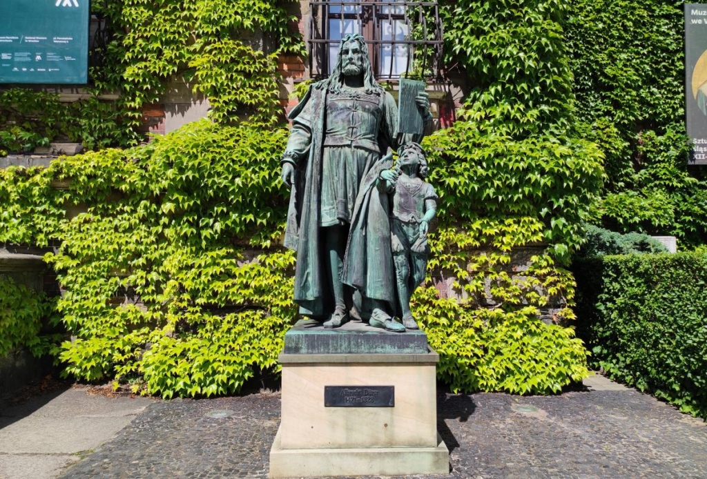 Вроцлав: суміш тисячолітньої історії та молодіжного вайбу 12 Статуя Альбрехту Дюреру біля Національного музею Вроцлава / фото Марина Григоренко