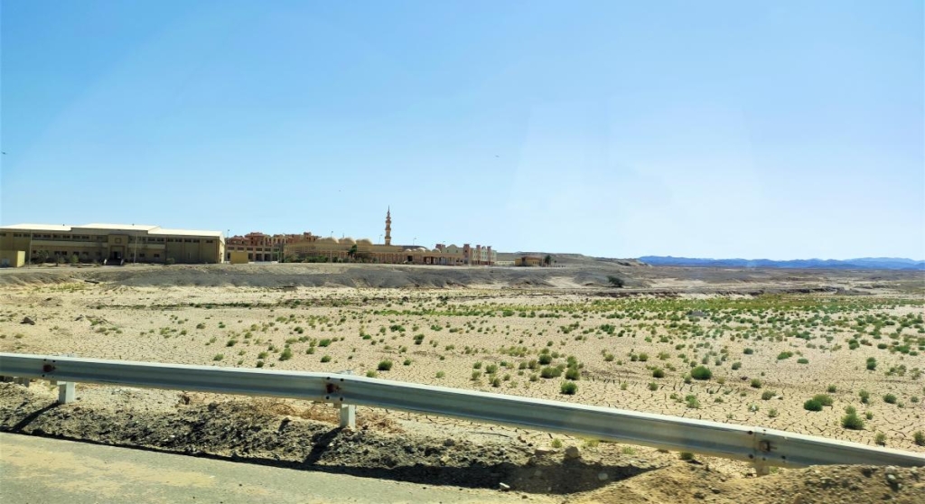 Єгипет влітку? Та ще й без росіян? Тоді вам в Марса-Алам! 1 Типовий єгипетський пейзаж за межами курортних готелів / фото Марина Григоренко