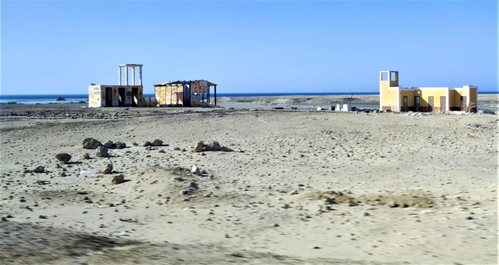 Єгипет влітку? Та ще й без росіян? Тоді вам в Марса-Алам! 4 В Марса-Аламі за межами готелів переважно ось такі пейзажі / фото Марина Григоренко