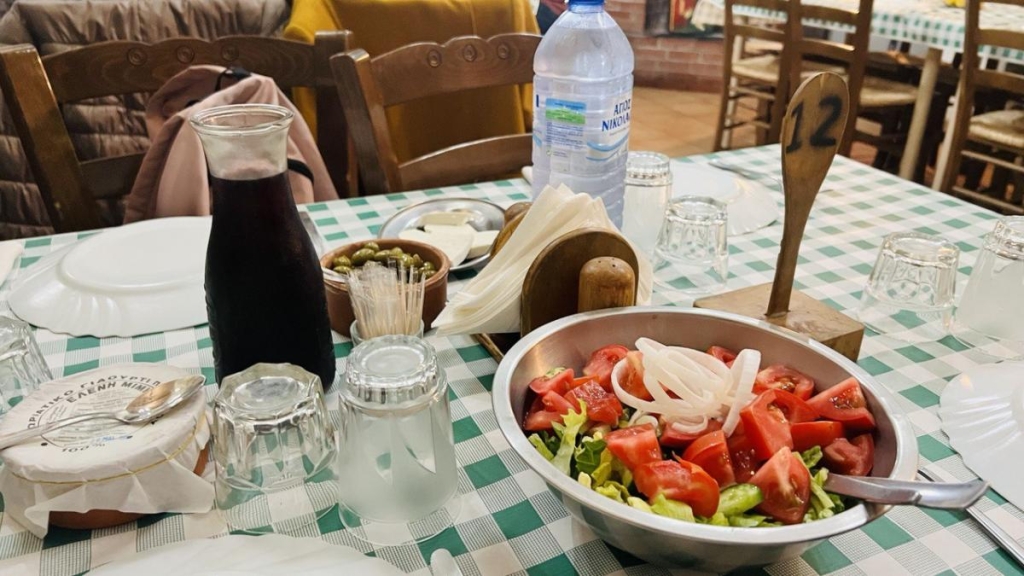 Їсти, молитися, пити. Кіпр – острів сили, обжерливості, молитов і задоволень 26 Стандартний кіпрський салат