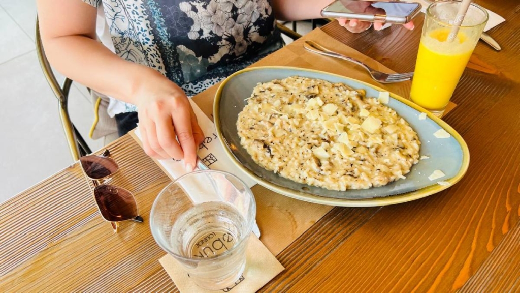 Їсти, молитися, пити. Кіпр – острів сили, обжерливості, молитов і задоволень 25 Стандартна кіпрська тарілочка рису з грибами