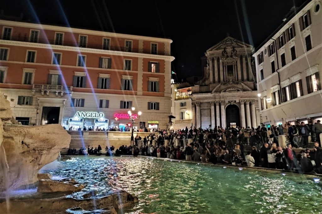 Заглянути до Ватикану 43 Натовпи біля фонтану Треві / фото Марина Григоренко