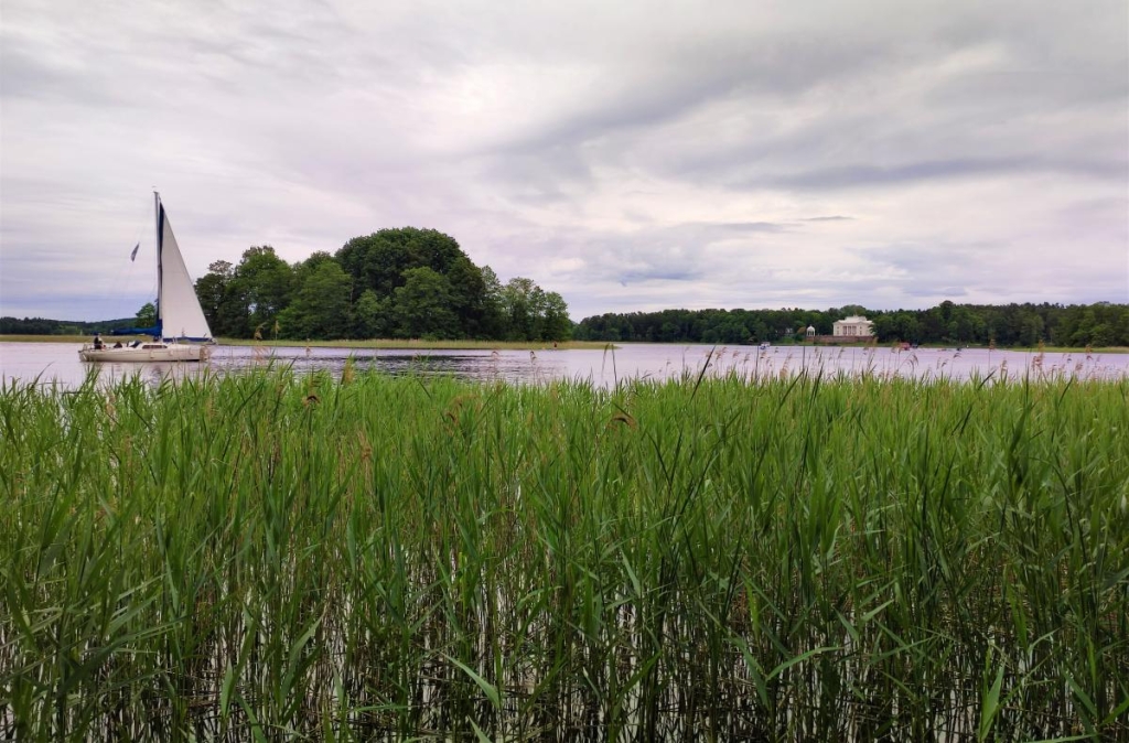 Затишний Тракай: стародавнє місто-фортеця посеред озер в 30 хвилинах від Вільнюса 43 Садиба Ужутракіс розташована на іншому березі озера Гальве / фото Марина Григоренко