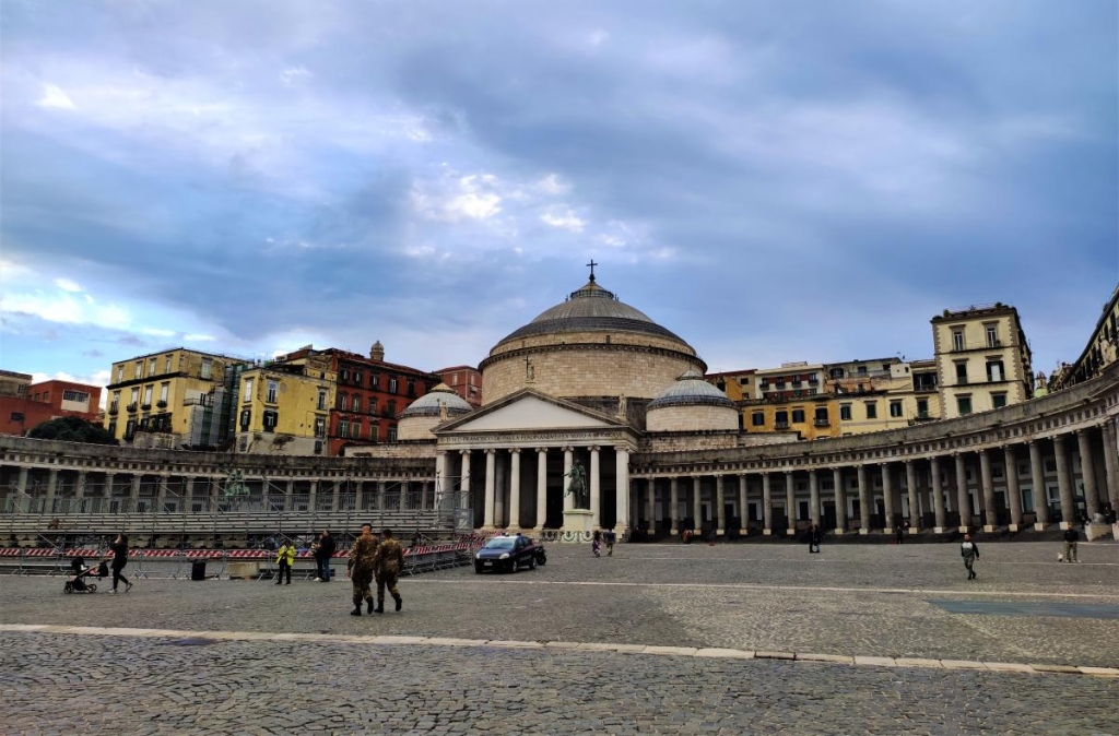 Зрозуміти і полюбити Неаполь: Марадона, клоуни і контрасти 53 Базиліка Сан-Франческо ді Паола на Пьяцца дель Плебішіто в Неаполі / фото Марина Григоренко