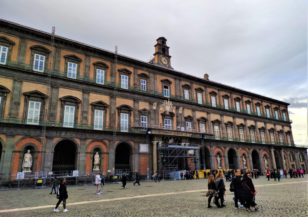 Зрозуміти і полюбити Неаполь: Марадона, клоуни і контрасти 52 Королівський палац Неаполя на Пьяцца дель Плебішіто в Неаполі / фото Марина Григоренко