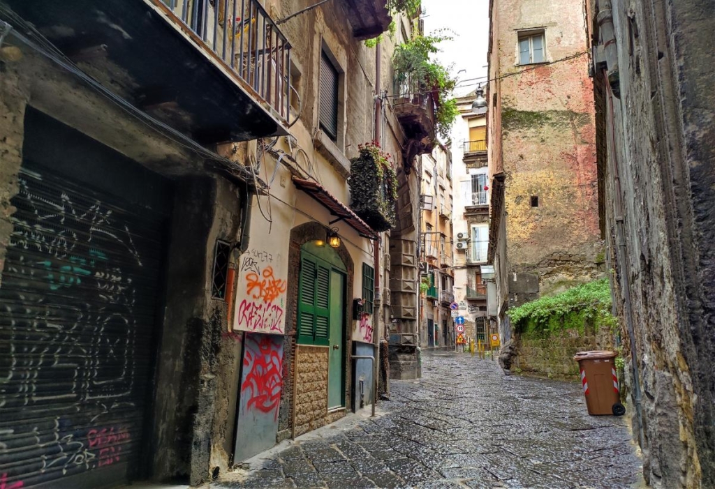 Зрозуміти і полюбити Неаполь: Марадона, клоуни і контрасти 10 Жителі перших поверхів дуже люблять визирати на вулиці ось з таких віконечок / фото Марина Григоренко