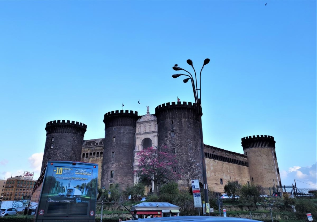 Зрозуміти і полюбити Неаполь: Марадона, клоуни і контрасти 51 Кастель-Нуово в Неаполі / фото Марина Григоренко