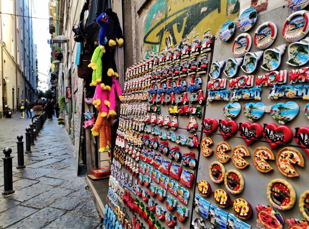 Зрозуміти і полюбити Неаполь: Марадона, клоуни і контрасти 7 Сувеніри з Неаполя / фото Марина Григоренко