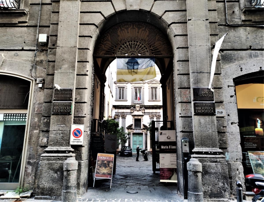 Зрозуміти і полюбити Неаполь: Марадона, клоуни і контрасти 11 В Неаполі багато українських прапорів / фото Марина Григоренко