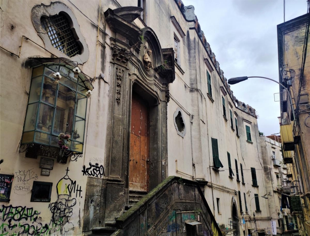 Зрозуміти і полюбити Неаполь: Марадона, клоуни і контрасти 8 Типові невеличкі меморіали в Неаполі / фото Марина Григоренко