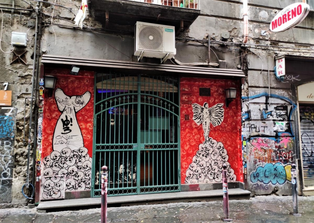 Зрозуміти і полюбити Неаполь: Марадона, клоуни і контрасти 101 Типові вулички Неаполя / фото Марина Григоренко