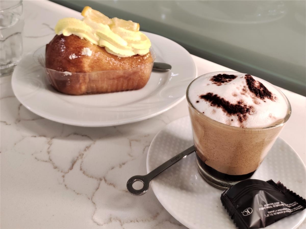 Зрозуміти і полюбити Неаполь: Марадона, клоуни і контрасти 98 Популярне в Неаполі тістечко Babà / фото Марина Григоренко