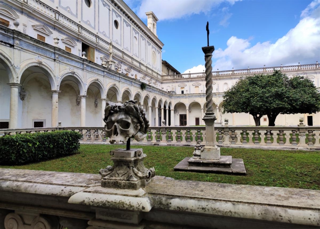 Зрозуміти і полюбити Неаполь: Марадона, клоуни і контрасти 34 Двір з черепами – головна родзинка Сан-Мартіно / фото Марина Григоренко