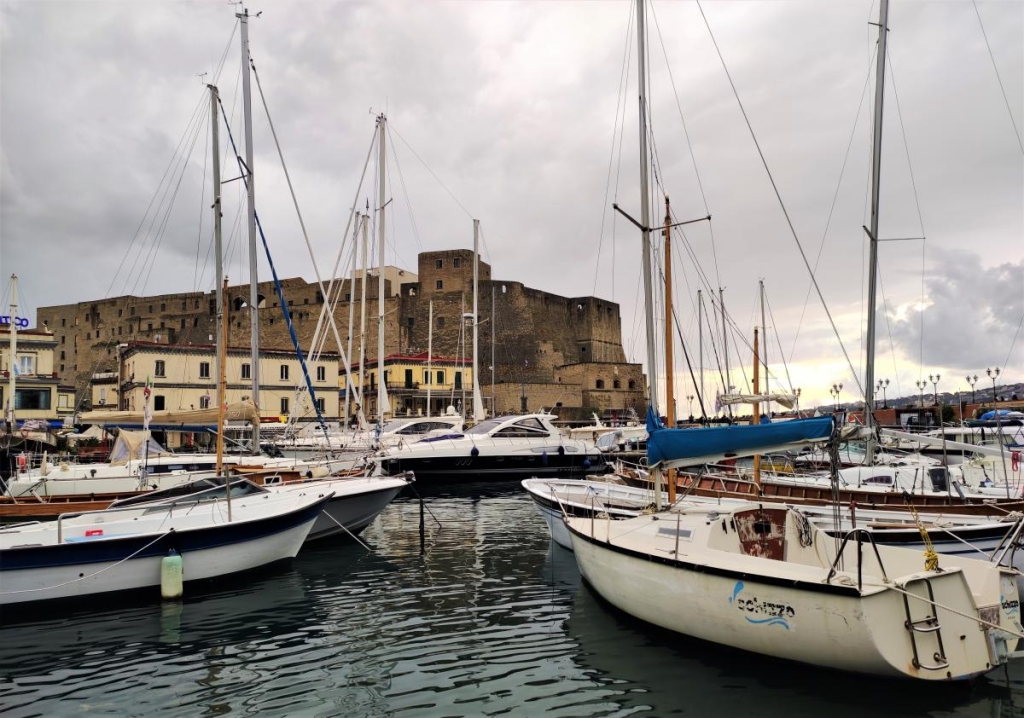 Зрозуміти і полюбити Неаполь: Марадона, клоуни і контрасти 49 Кастель-дель-Ово на півострові Мегарида в Неаполі / фото Марина Григоренко