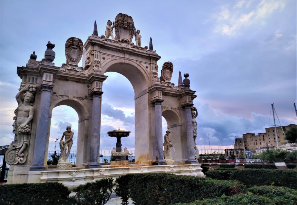 Зрозуміти і полюбити Неаполь: Марадона, клоуни і контрасти 50 Фонтан Велетня в Неаполі / фото Марина Григоренко