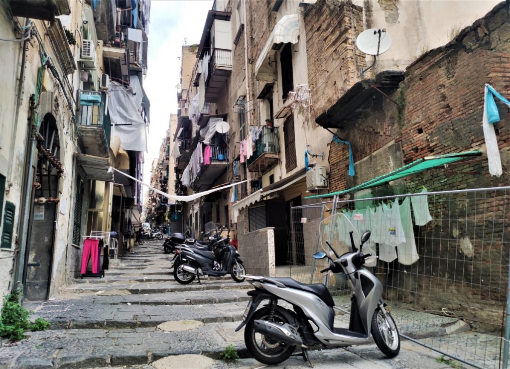 Зрозуміти і полюбити Неаполь: Марадона, клоуни і контрасти 2 Лайно і мопеди – справжній головний біль гостей Неаполя / фото Марина Григоренко