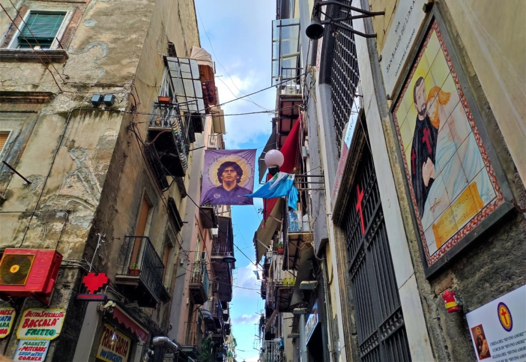 Зрозуміти і полюбити Неаполь: Марадона, клоуни і контрасти 3 Дієго Марадона в Неаполі усюди / фото Марина Григоренко