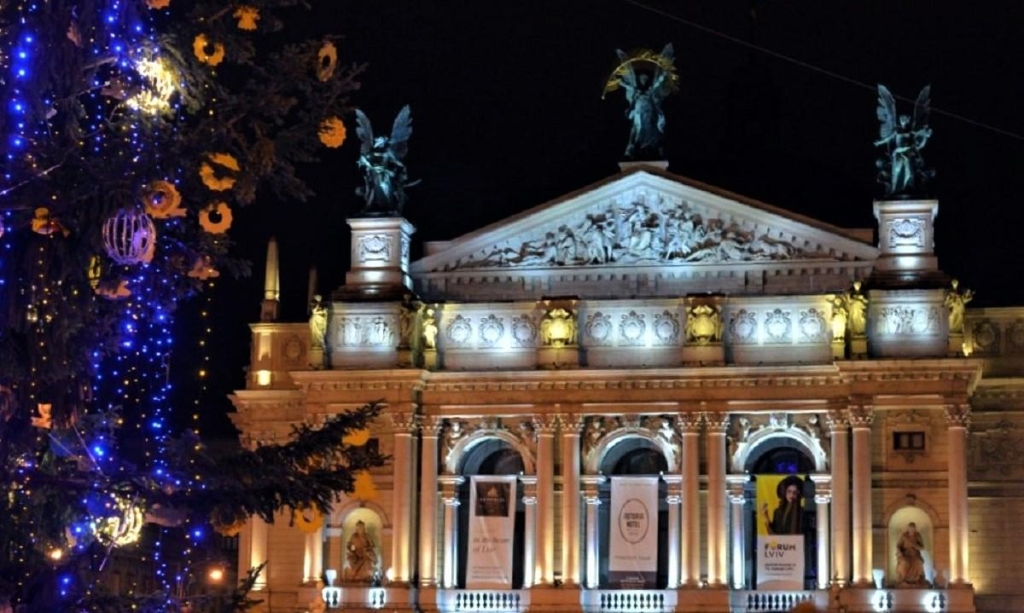 Зустріти Рік тигра: що пропонують туристам Львів, Одеса та Закарпаття 2 Львів завжди яскраво прикрашають на Новий рік та Різдво / фото ТА