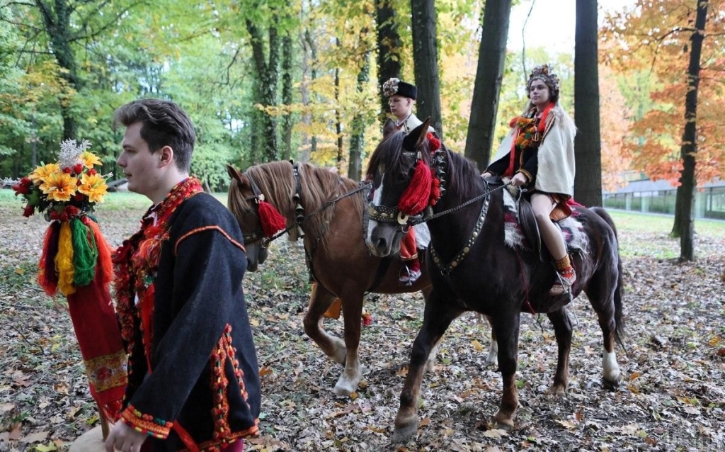 Як святкують традиційне гуцульське весілля: яскравий фоторепортаж зі Львова 13 Як святкують традиційне гуцульське весілля: яскравий фоторепортаж зі Львова