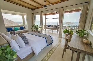 Морська подорож островами Індонезійські острови: традиційний дерев'яний човен пливе по спокійній воді.