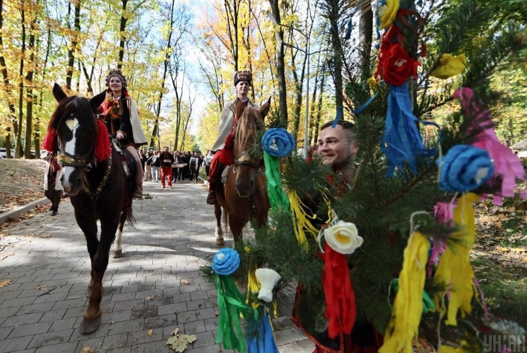 Як святкують традиційне гуцульське весілля: яскравий фоторепортаж зі Львова 10 Як святкують традиційне гуцульське весілля: яскравий фоторепортаж зі Львова