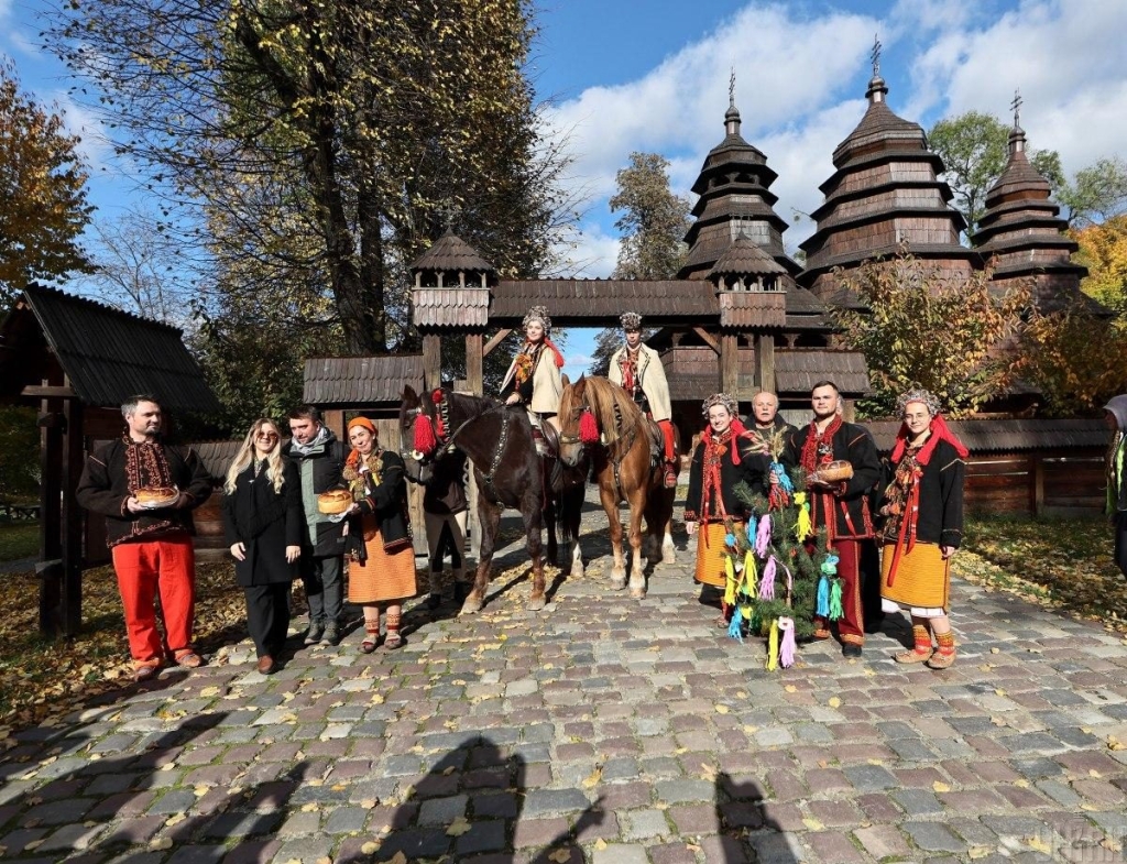Як святкують традиційне гуцульське весілля: яскравий фоторепортаж зі Львова 9 Як святкують традиційне гуцульське весілля: яскравий фоторепортаж зі Львова