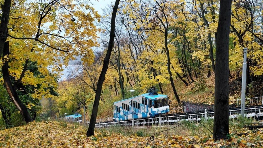 Яскраві фарби та мальовничі краєвиди: чим восени вражає Володимирська гірка у Києві (фото) 1 Володимирська гірка в Києві ідеально підходить для осінніх прогулянок / фото Марина Григоренко