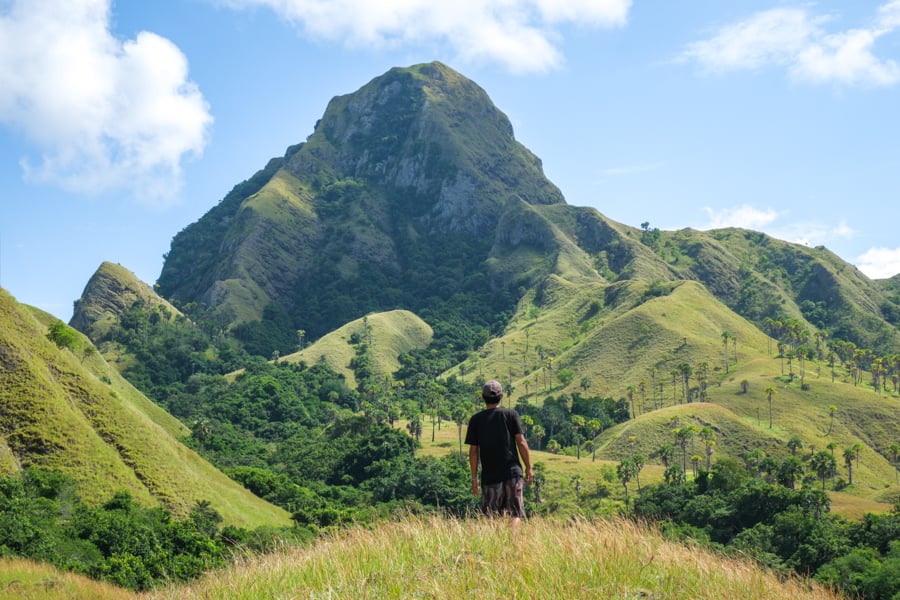 Бірюзова вода Нука Молас Прозора бірюзова вода навколо Нука Молас, ідеальна для снорклінгу та дайвінгу.