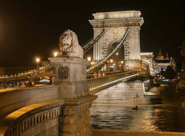 Міст Сечені: Символ міста Ланцюговий міст Сечені, символ Будапешту, з'єднує райони міста