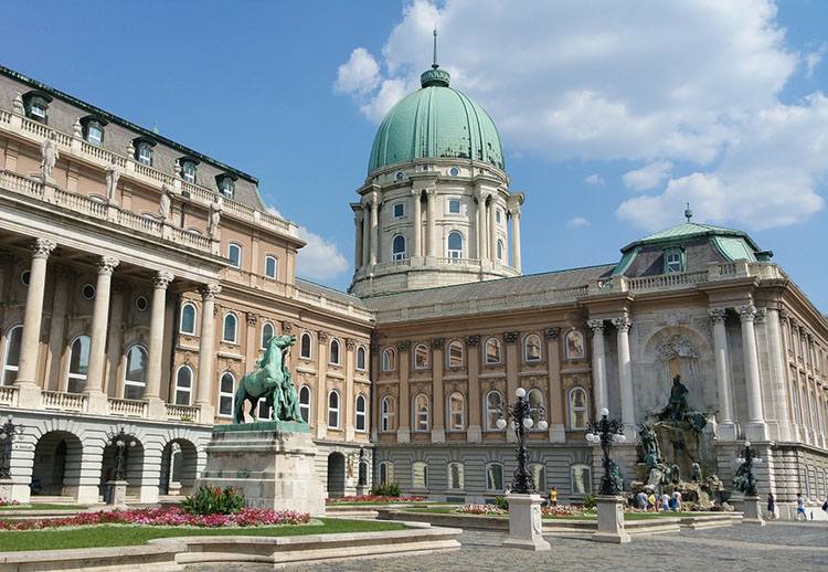 Парламент в нічному сяйві Будівля угорського парламенту на березі Дунаю в Будапешті вночі