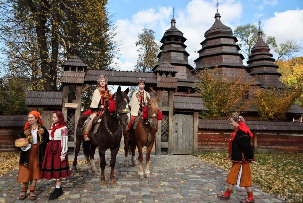 Як святкують традиційне гуцульське весілля: яскравий фоторепортаж зі Львова 1 Традиційне гуцульське весілля у Львові / фото ТА