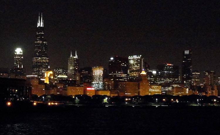 Транспорт у Чикаго Місто Чикаго з видом на річку, з високими будівлями та мостами, що підкреслює транспортну інфраструктуру 2026 року