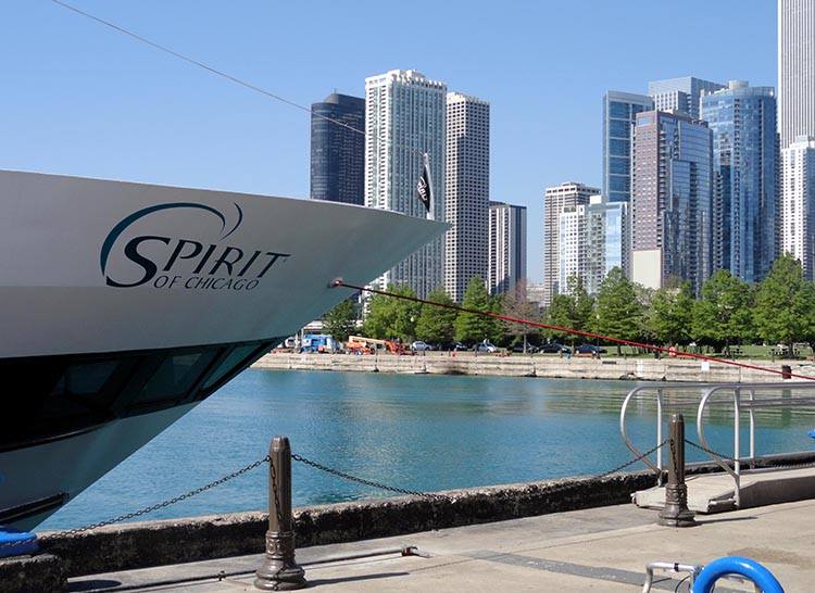 Чикаго 2026 Яскрава фотографія Чикаго з видом на міські хмарочоси та озеро Michigan, ілюструючи сучасний міський пейзаж у 2026 році.