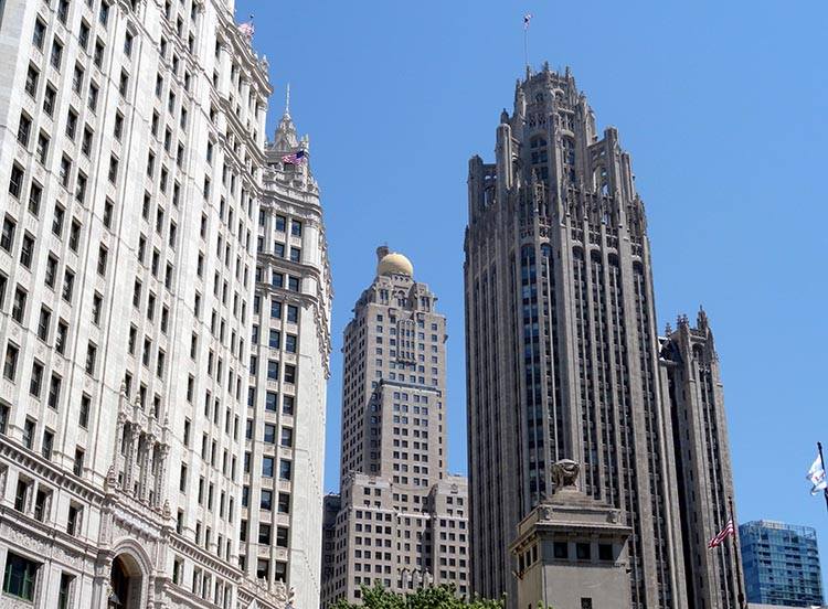 Чикаго 2026 Фотографія сучасної транспортної системи Чикаго, включаючи метро та автобуси, яка забезпечує зручність переміщення у 2026 році.