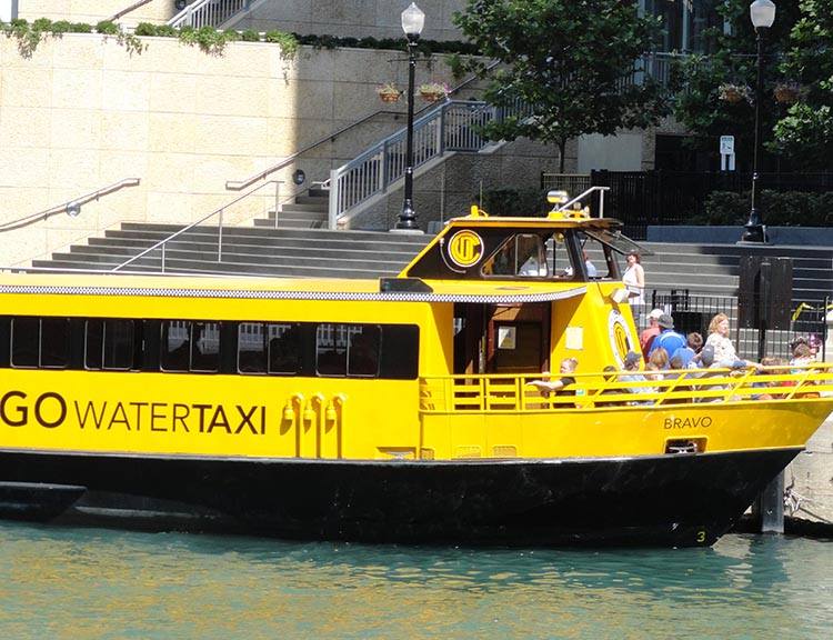 Літо у Чикаго Вулиця Чикаго з людьми, що насолоджуються теплим літом, з кафе та зеленими насадженнями, характерна для сезону 2026 року