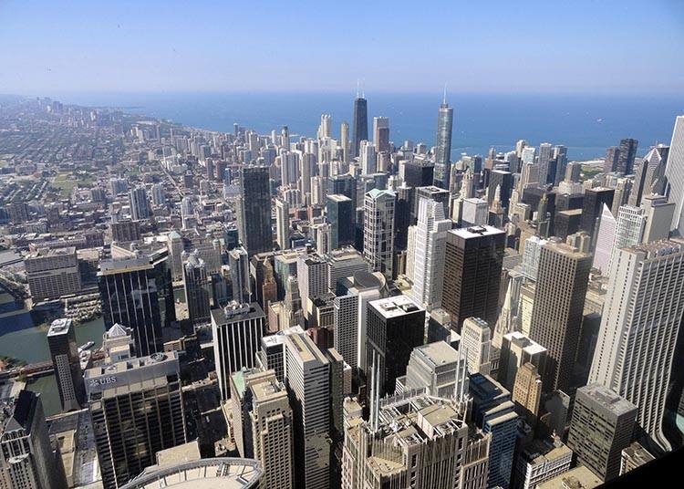 Чикаго 2026 Вулиця Чикаго з людьми, що гуляють, та транспортом, що рухається, ілюструючи активність міського життя у 2026 році.