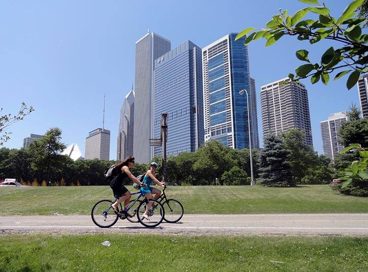 Сезон у Чикаго Зимовий пейзаж у Чикаго з снігом на вулицях та освітленими будівлями, що створює казкову атмосферу 2026 року