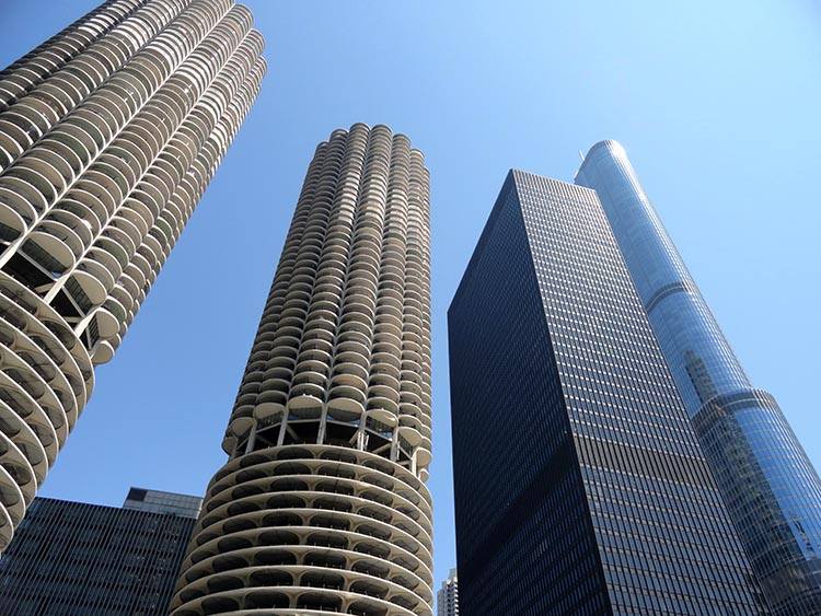 Чикаго 2026 Вид на популярний туристичний район Чикаго з ресторанами та магазинами, наповнений відвідувачами у 2026 році.