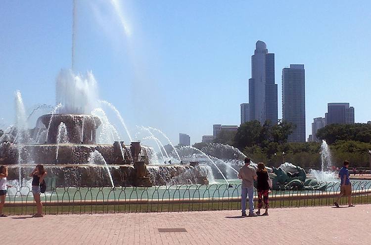 Чикаго 2026 Зображення зелених зон та парків у центрі Чикаго, де мешканці та туристи відпочивають у 2026 році.