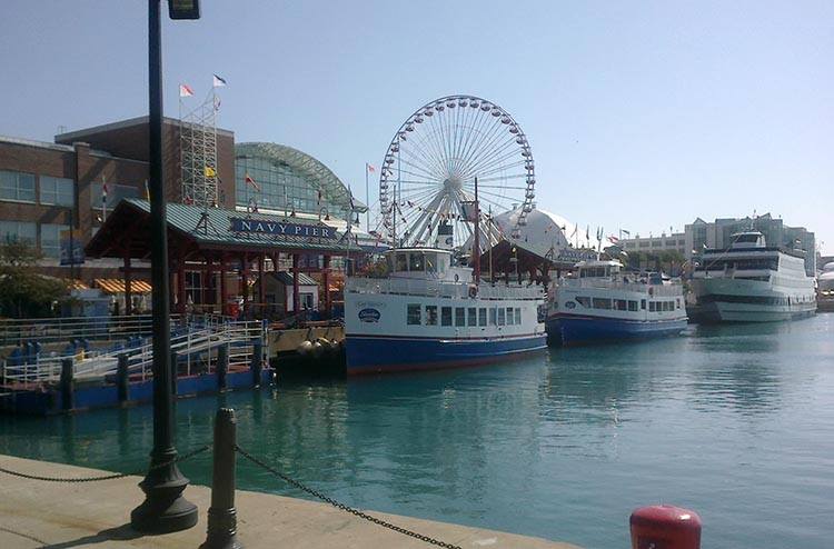 Чикаго 2026 Туристи фотографуються біля знаменитих пам’яток Чикаго, таких як Cloud Gate, у 2026 році.